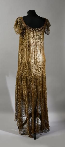 null Robe du soir, vers 1930, le fond de robe en lamé or bordé d'un volant; la robe...