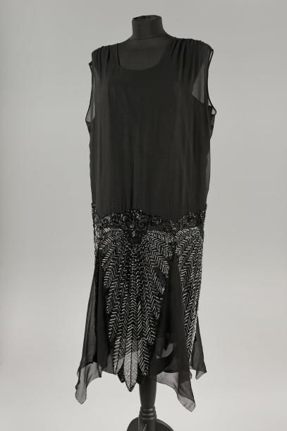 null Robe du soir, vers 1925-1930, robe sans manches en crêpe de soie noir brodé...