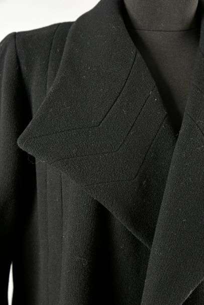null Elégant manteau, haute couture, vers 1935, en crêpe de laine noir nervuré de...