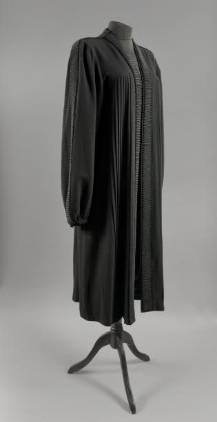 null Elégant manteau du soir, haute couture, vers 1935, crêpe de laine noir soutaché;...