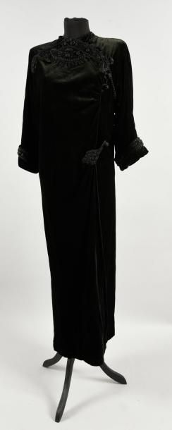 null Robe habillée, vers 1935-1940, robe longue en velours de soie très sombre à...