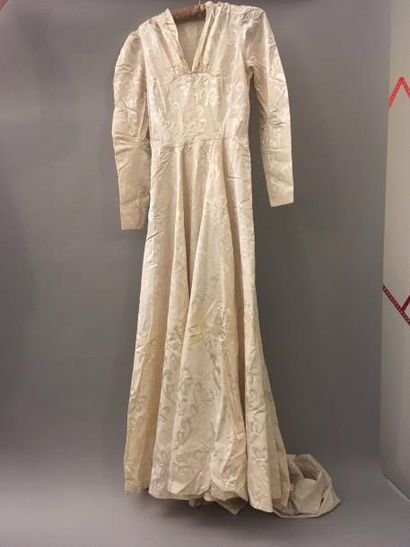 null Robe de mariage, vers 1950, façonné soie artificielle crème à décor de fleurs...