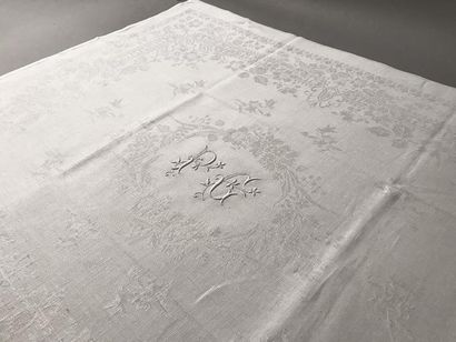 null Suite de douze serviettes chiffrées en coton damassé, milieu du XIXe siècle,...