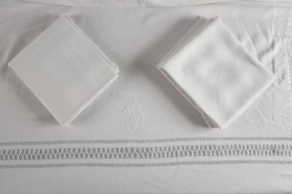 null Service de table, nappe et seize serviettes, vers 1900, lin granité, chemin...