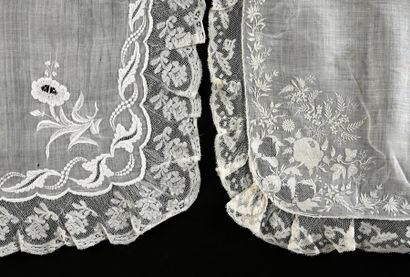 null Deux beaux mouchoirs en linon brodés au plumetis, 2eme moitié du XIXe siècle.
En...