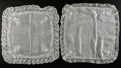 null Deux beaux mouchoirs en linon brodés au plumetis, 2eme moitié du XIXe siècle.
En...