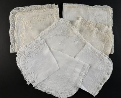 null Huit mouchoirs en linon brodés au plumetis, 2eme moitié du XIXe siècle.
En linon...