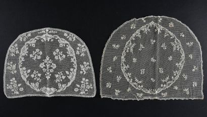null Deux fonds de bonnet en dentelle d'Argentan, aiguille, 2e moitié du XVIIIe siècle.
Un...