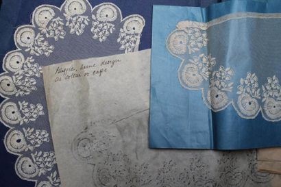 null Cinq grands cols en broderie et dentelle, XIXe siècle.
Trois sur papier bleu...
