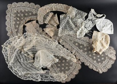 null Accessoires du costume féminin, fuseaux et aiguille, 2e moitié du XIXe siècle.
Trois...