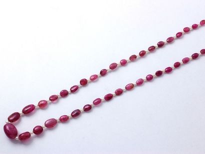null Collier composé d'une chute de perles de tourmaline rose intercalées de petites...