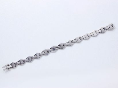 null Bracelet articulé en or gris 750 millièmes, maillons géométriques à décor losangique....