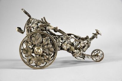 CHRISTOFLE Chariot porte bouteille en métal argenté sur trois roues, à décor ajouré...
