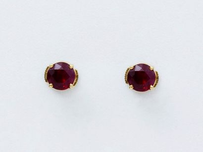 null Paire de clous d'oreilles en or 750 millièmes, ornés de rubis ronds facettés...