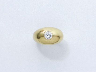 null Bague jonc en or 750 millièmes ornée d'un diamant demi-taille en serti clos....