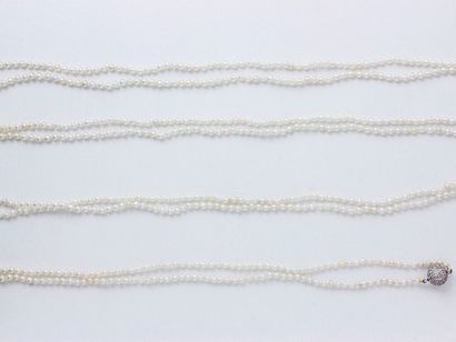  Long sautoir composé d'un rang de perles probablement fines d'environ 3.2 mm, agrémenté...