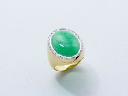 null Bague en or 750 millièmes, ornée d'un cabochon de jade ovale en serti clos,...