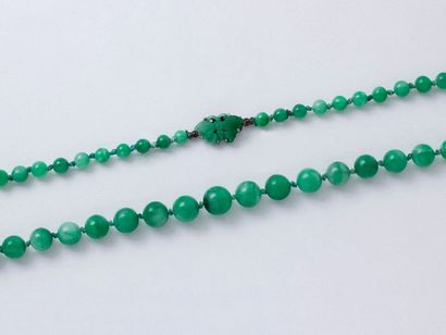  Collier composé d'une chute de perles de jade de belle couleur d'environ 4.8 à 9.5...