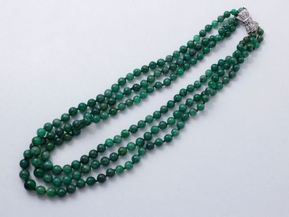 null Collier composé de 3 chutes de perles de jade d'environ 5.2 à 8.4 mm agrémenté...