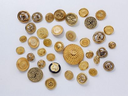 CHANEL Lot en métal doré, composé de 36 boutons à décor et taille divers. Certains...