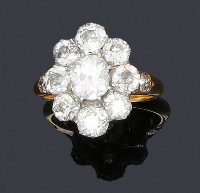 null Bague marguerite ovale en or 750 et platine 850 millièmes ornée de neufs diamants...