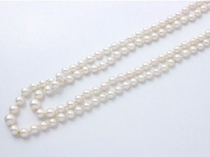 null Collier composé de 2 chutes de perles de culture d'environ 4.7 à 8.2 mm, agrémenté...
