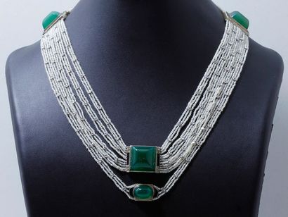  Élégant collier composé de 14 rangs de petites perles fines décorés de roses couronnées...