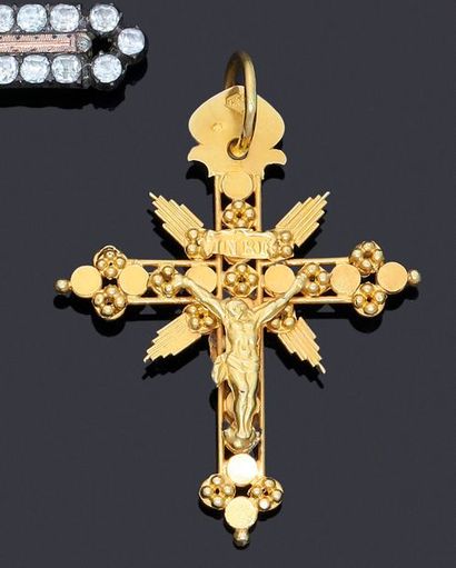  Rare croix pendentif ajourée et ciselée en or 750 millièmes, ornée du Christ et...