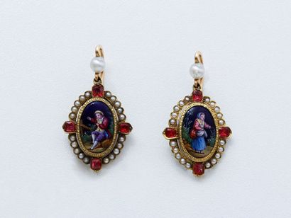 null Paire de pendants d'oreilles en or 750 millièmes, décorés de miniatures représentant...
