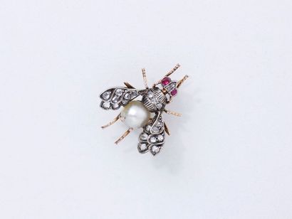 null Broche en or 750 et argent 800 millièmes, stylisant une mouche, le corps orné...