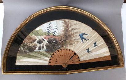  Cascade et hirondelles, vers 1880 Eventail plié, feuille en satin peint. Monture...