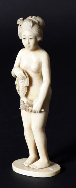 JAPON Okimono en ivoire*. Femme nue.
H.: 15 cm
Epoque Meiji