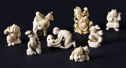 JAPON Ensemble de 8 netsukes et statuettes os et ivoire*.
Accidents. Epoque Meij...