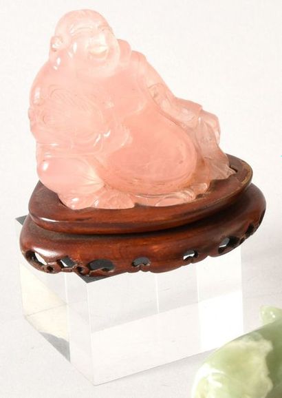 CHINE Bouddha en quartz rose sculpté, sur un socle de bois.
H.: 10 cm