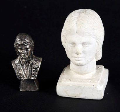null François, Claude 1976.
Deux prototypes de buste de Claude François, un en platre...