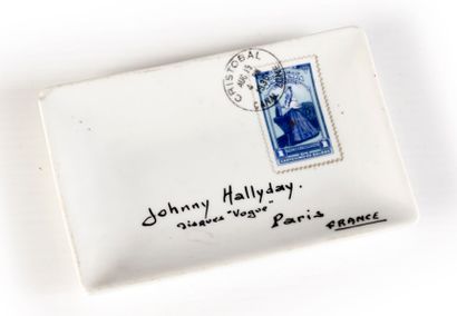 null Hallyday, Johnny 1961.
Cendrier en porcelaine représentant une enveloppe timbrée...