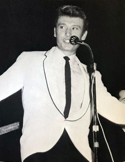 null Hallyday, Johnny 1963.
Veste de scène blanche «Pierre Faivret» à galons de revers...