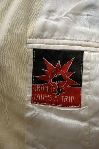 null Hallyday, Johnny 1972.
Costume de scène «Granny takes a trip», de couleur blanc-cassé,...