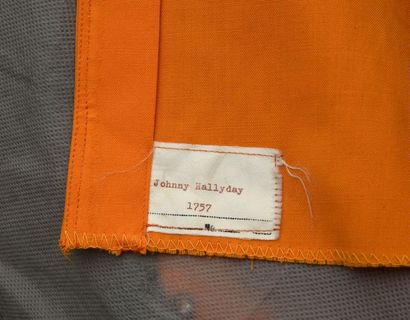 null Hallyday, Johnny 1974.
Chemise de scène «Nudy's» de couleur orange avec strass.
Utilisée...
