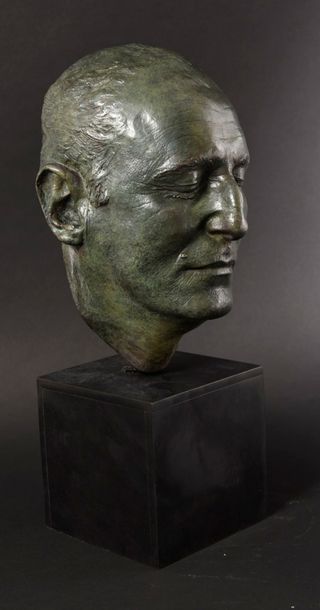 null BOURVIL, André 1963.
Bronze à patine brune du visage de Bourvil. Oeuvre unique,...