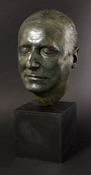 null BOURVIL, André 1963.
Bronze à patine brune du visage de Bourvil. Oeuvre unique,...