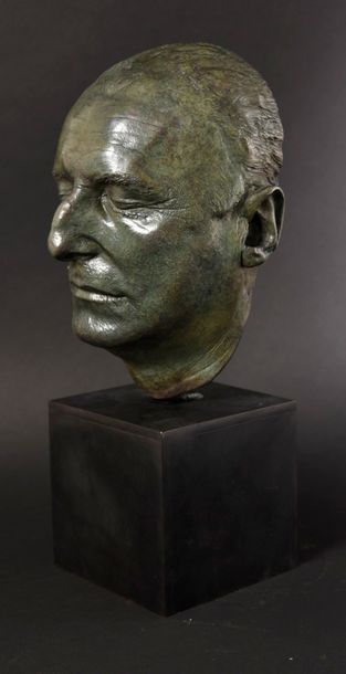 null BOURVIL, André 1963.
Bronze à patine brune du visage de Bourvil. Oeuvre unique,...