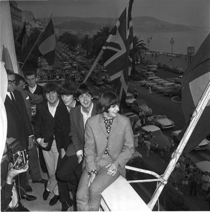 null THE BEATLES 1965.
Un tirage photographique du groupe THE BEATLES prise au balcon...