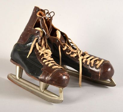 null Alamo, Frank 1967.
Frank Alamo. Une paire de patin à glace, utilisés et signés...