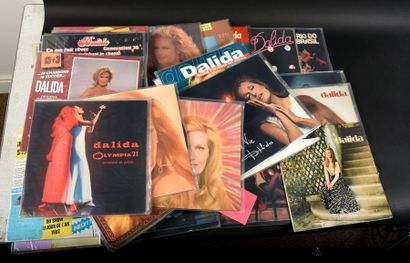null Dalida
Une collection complète de 63 disques (25 cm et 33 tours) publiés en...