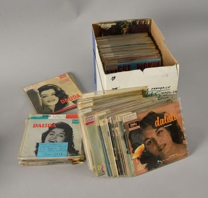 null DALIDA
Une collection complète de 17 disques (25 et 33 tours) publiés à l'étranger...