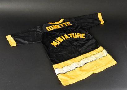 null Dion, Céline 1982.
Tee Shirt Ginette Reno noir et jaune avec mention «CD (Céline...