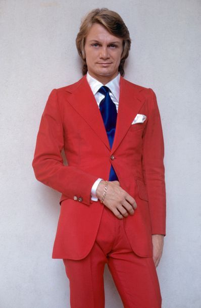 null François, Claude 1972.
Veste de costume en tergal rouge signée de la Maison...