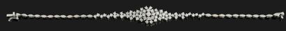 null Bracelet ligne articulé en or blanc 750 millièmes, les diamants formant un motif...