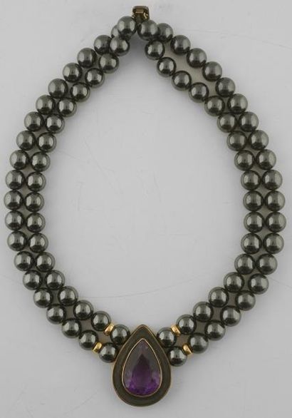 null Collier double rang en perle d'hématite, orné en son centre d'une belle améthyste...